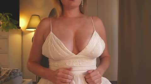 Snapshot of saltedhoney chatting on May 17, 2026, 4:58 pm IsaBella- online show from May 17, 2026, 4:58 pm