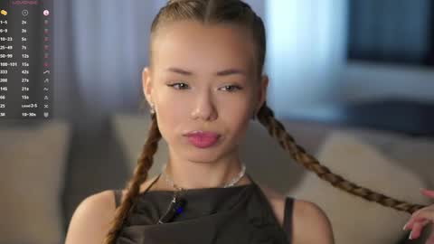 Vivienne online show from May 17, 2026, 2:53 am
