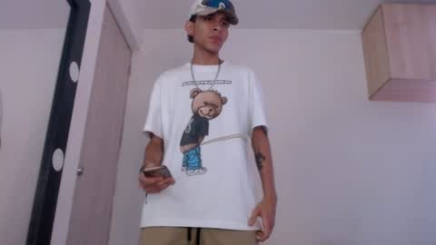 Snapshot of samuel_suarez chatting on December 7, 2024, 9:00 pm online show from December 7, 2024, 9:00 pm