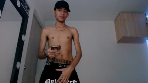 Snapshot of samuel_suarez chatting on December 15, 2024, 1:46 am online show from December 15, 2024, 1:46 am