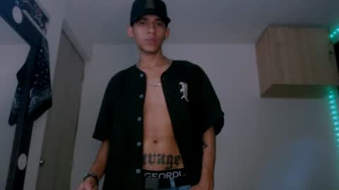 Snapshot of samuel_suarez chatting on January 22, 2025, 4:23 am online show from January 22, 2025, 4:23 am