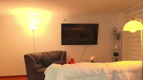 Snapshot of samy_jonnes_ chatting on October 4, 2025, 12:41 am Hello I am absent due to a family calamity I will return soon-hola estoy ausente por un problema familiar volvere pronto. online show from October 4, 2025, 12:41 am