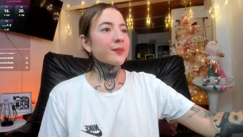 Snapshot of samyortiz_ chatting on December 6, 2024, 2:13 am Samy and Juan online show from December 6, 2024, 2:13 am