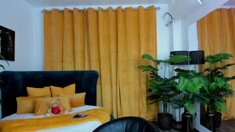 Sandra online show from November 14, 2025, 6:50 pm