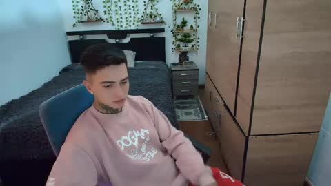 santi_ss online show from April 15, 2026, 4:03 pm