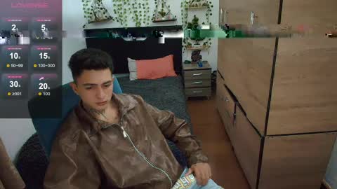 santi_ss online show from April 21, 2026, 1:42 am