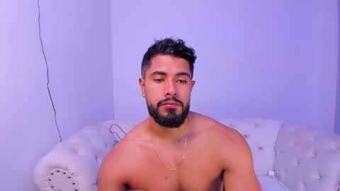 santiago_huntt online show from December 14, 2024, 12:44 pm