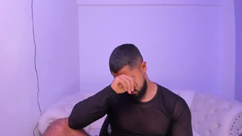 santiago_huntt online show from January 20, 2025, 11:32 pm