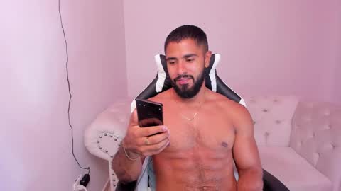santiago_huntt online show from February 20, 2025, 8:47 pm