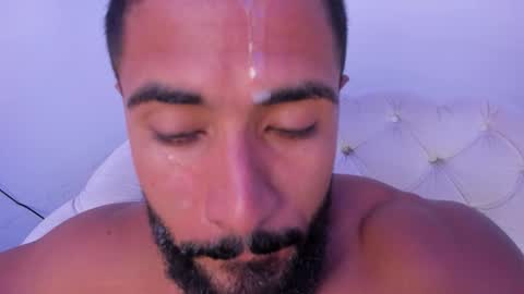 santiago_huntt online show from September 23, 2025, 10:02 pm