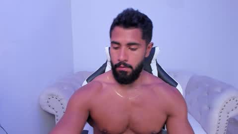 santiago_huntt online show from November 8, 2025, 2:28 pm