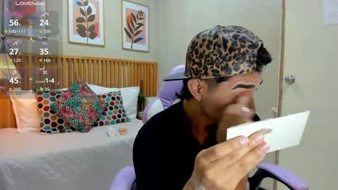 santiago_johnson_ online show from September 12, 2025, 1:33 pm