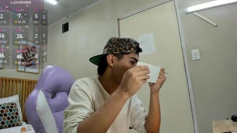 santiago_johnson_ online show from September 16, 2025, 1:23 pm