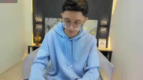 santiago_russo18 online show from September 12, 2025, 12:38 pm