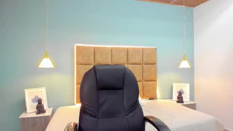 santiago_russo18 online show from October 14, 2025, 9:15 pm