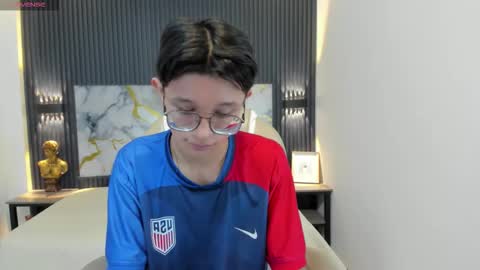 santiago_russo18 online show from October 19, 2025, 1:01 pm