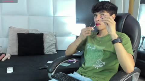 Snapshot of santy_carrington chatting on December 9, 2024, 8:33 pm Santiago Carrington online show from December 9, 2024, 8:33 pm