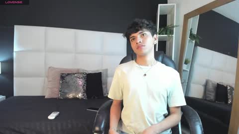 Snapshot of santy_carrington chatting on December 13, 2024, 9:52 pm Santiago Carrington online show from December 13, 2024, 9:52 pm