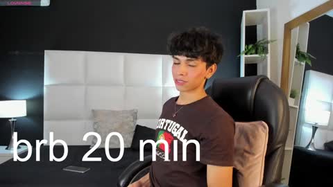 Snapshot of santy_carrington chatting on December 16, 2024, 11:39 pm Santiago Carrington online show from December 16, 2024, 11:39 pm