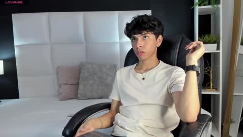 Snapshot of santy_carrington chatting on December 20, 2024, 8:45 pm Santiago Carrington online show from December 20, 2024, 8:45 pm