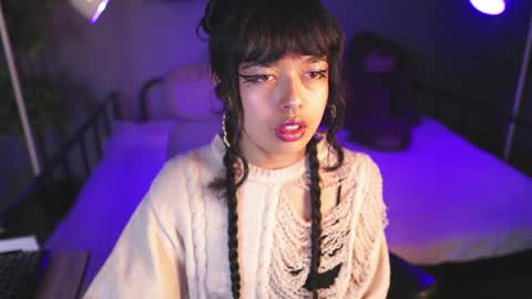 Snapshot of saphyralux chatting on May 20, 2026, 10:27 pm saphyralux online show from May 20, 2026, 10:27 pm