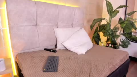 Snapshot of sara_mac_ chatting on May 11, 2026, 4:04 pm Sara online show from May 11, 2026, 4:04 pm