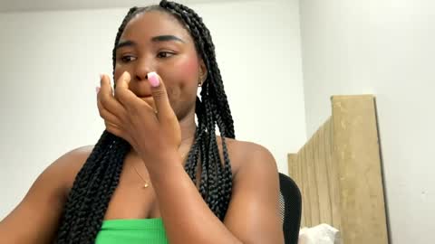 Snapshot of sara_muscle chatting on May 27, 2026, 9:45 pm Sara online show from May 27, 2026, 9:45 pm