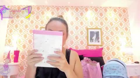 Snapshot of saraavila_ chatting on November 12, 2025, 8:19 pm SaraAvila online show from November 12, 2025, 8:19 pm