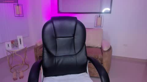 saracruz online show from March 18, 2026, 2:47 am