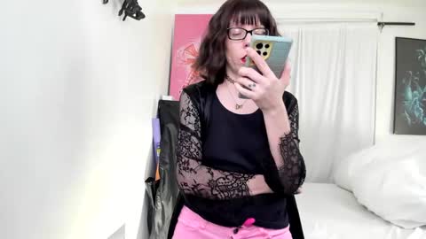 Snapshot of saradesirexo chatting on January 29, 2025, 3:01 am Sara Desire online show from January 29, 2025, 3:01 am