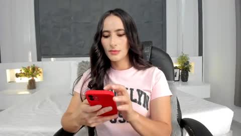 Snapshot of saragomez_1 chatting on April 23, 2026, 1:02 pm Sara Gomez online show from April 23, 2026, 1:02 pm
