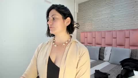 Sarah Deyvis online show from February 23, 2025, 2:04 pm