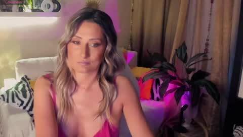 Divine Sarah NONUDE model online show from May 17, 2026, 4:36 pm