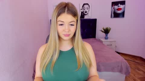 Snapshot of sarahmils chatting on December 3, 2024, 3:44 pm Sarah online show from December 3, 2024, 3:44 pm