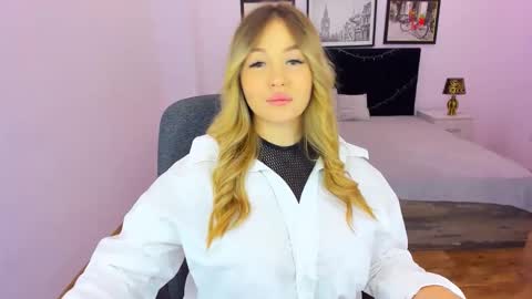 Snapshot of sarahmils chatting on January 20, 2025, 1:21 pm Sarah online show from January 20, 2025, 1:21 pm