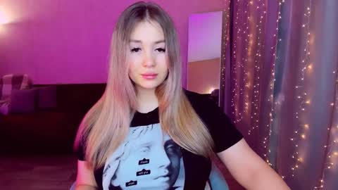 Snapshot of sarahmils chatting on March 10, 2025, 6:12 pm Sarah online show from March 10, 2025, 6:12 pm