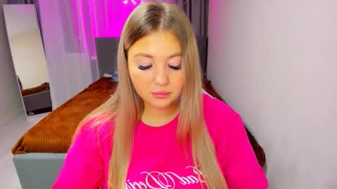 Snapshot of sarahmils chatting on November 6, 2025, 2:29 pm Sarah online show from November 6, 2025, 2:29 pm