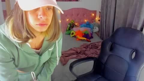 Snapshot of saralolo420 chatting on December 24, 2024, 12:44 am sara online show from December 24, 2024, 12:44 am