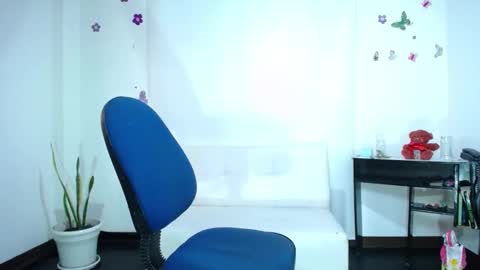 Saraloves online show from February 27, 2025, 7:26 pm