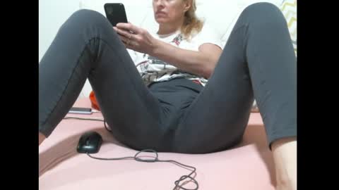 Snapshot of sarasexx33 chatting on February 17, 2025, 4:20 am sarasexx33 online show from February 17, 2025, 4:20 am