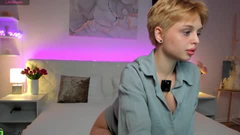 sasha_arrt online show from October 22, 2025, 9:20 am