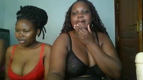 Snapshot of sassie_bee chatting on October 11, 2025, 5:33 pm sassie_bee online show from October 11, 2025, 5:33 pm