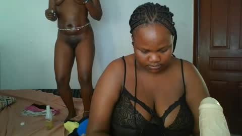 Snapshot of sassie_bee chatting on October 30, 2025, 1:12 pm sassie_bee online show from October 30, 2025, 1:12 pm