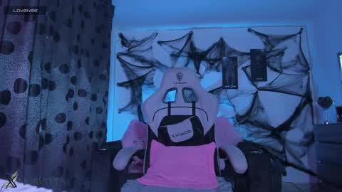    im expecting 300 thumbs up on my altar online show from October 25, 2025, 12:29 am