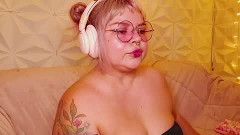 Snapshot of satyn_doll chatting on August 2, 2026, 11:47 pm Gina George online show from August 2, 2026, 11:47 pm