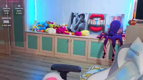 Ariel online show from November 18, 2025, 3:01 am