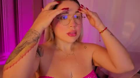 Snapshot of savanna_blonde chatting on June 14, 2026, 8:44 pm Savanna online show from June 14, 2026, 8:44 pm