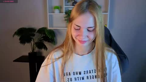 Snapshot of sayl0r_moon chatting on May 2, 2026, 9:25 am Kira GMT 7 Mon Thu-Sun 0800am-0200pm online show from May 2, 2026, 9:25 am