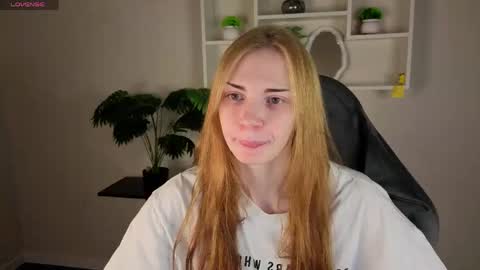 Snapshot of sayl0r_moon chatting on May 3, 2026, 9:26 am Kira GMT 7 Mon Thu-Sun 0800am-0200pm online show from May 3, 2026, 9:26 am