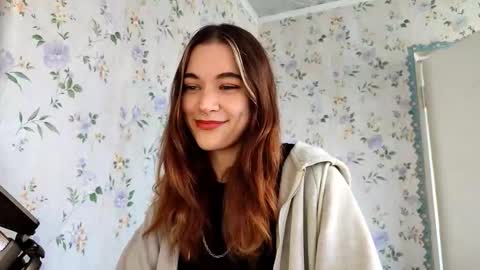 Snapshot of scarlet1flowers chatting on September 27, 2025, 9:47 am Kira online show from September 27, 2025, 9:47 am